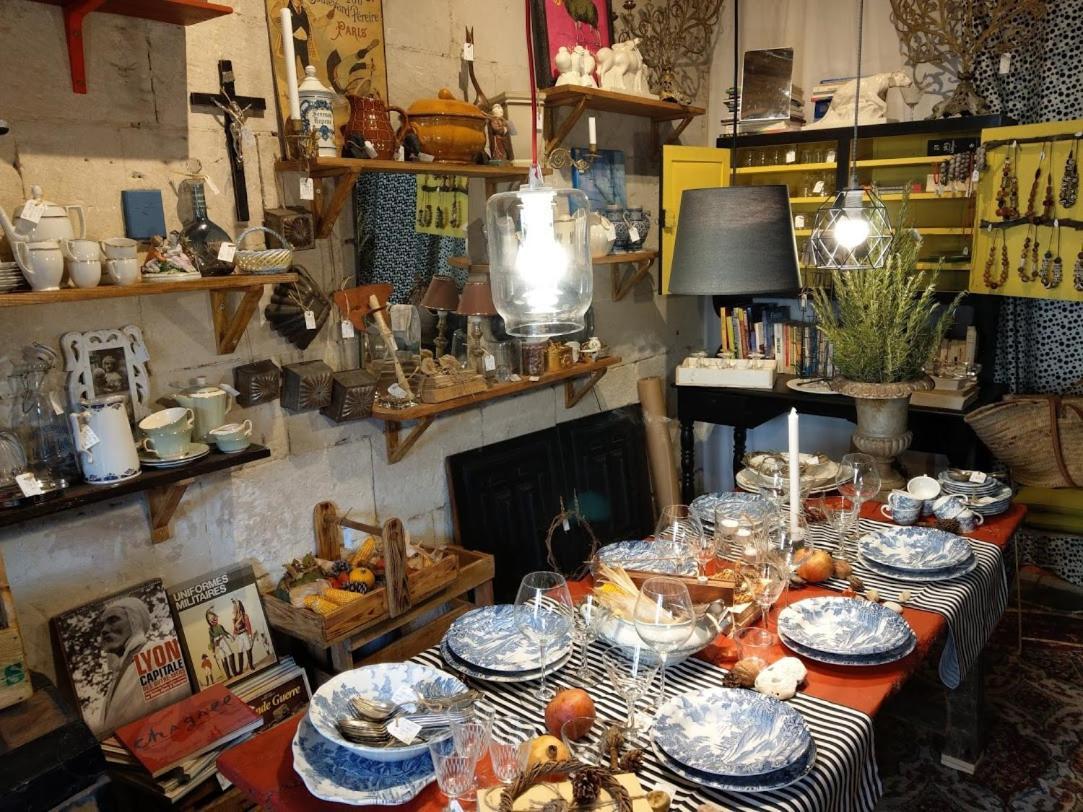 Maison D'Hotes "Les Volets Verts" Et Sa Brocante Ecueille Kültér fotó