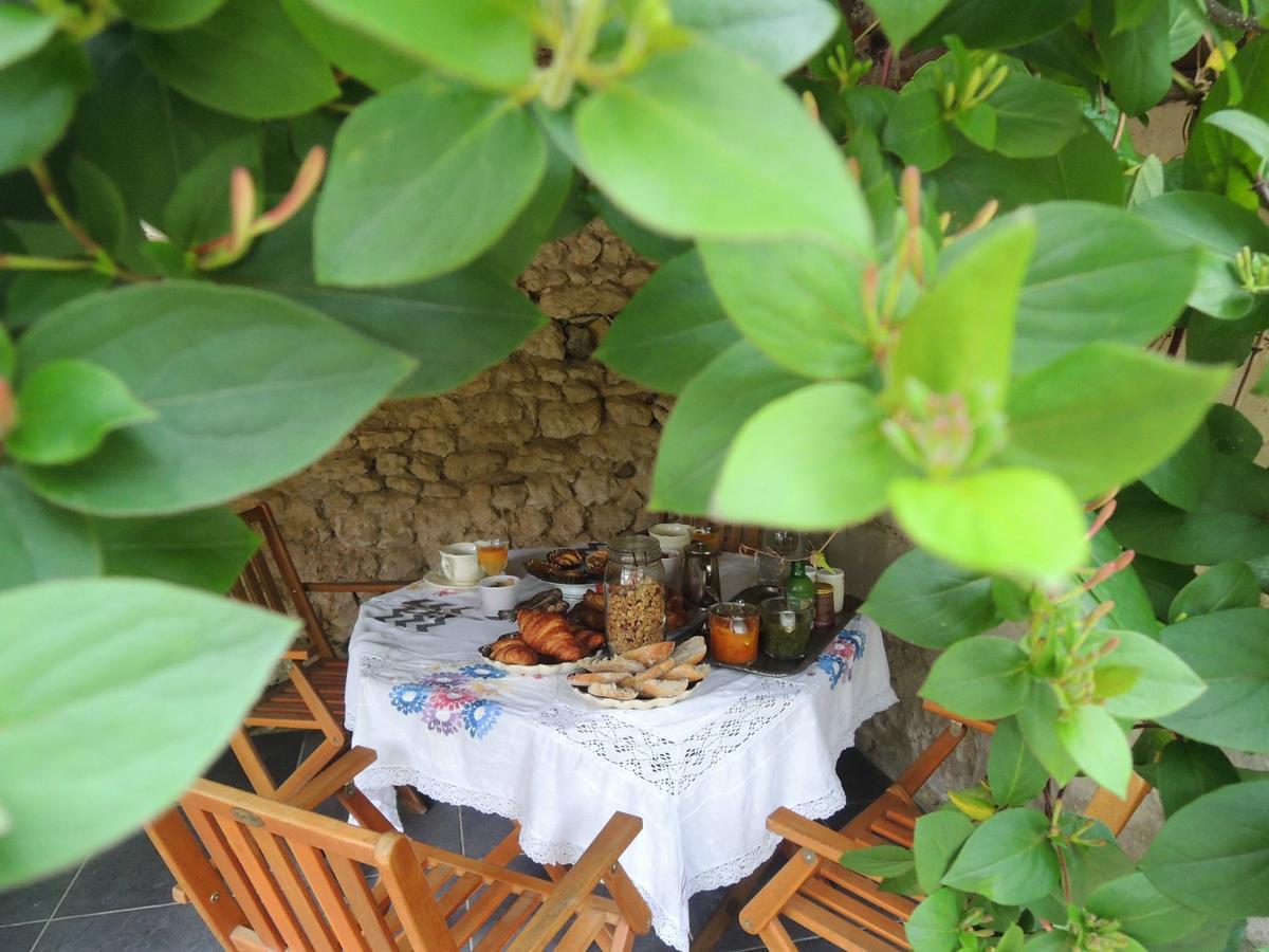 Maison D'Hotes "Les Volets Verts" Et Sa Brocante Ecueille Kültér fotó