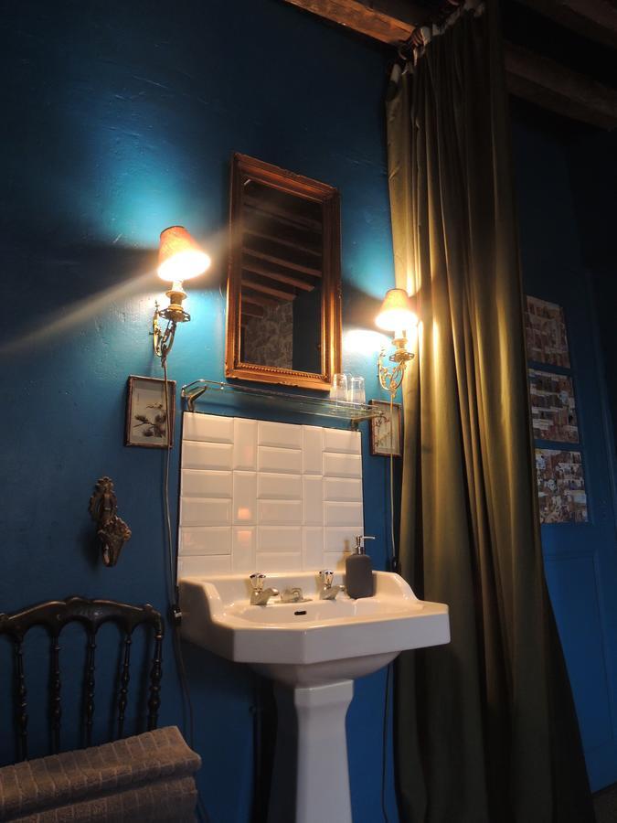 Maison D'Hotes "Les Volets Verts" Et Sa Brocante Ecueille Kültér fotó