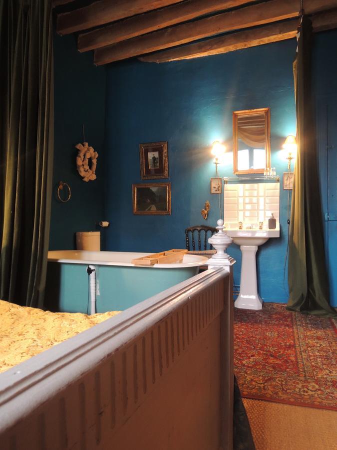 Maison D'Hotes "Les Volets Verts" Et Sa Brocante Ecueille Kültér fotó