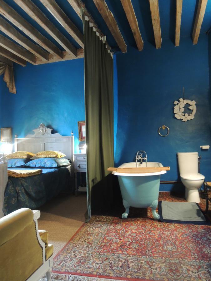 Maison D'Hotes "Les Volets Verts" Et Sa Brocante Ecueille Kültér fotó